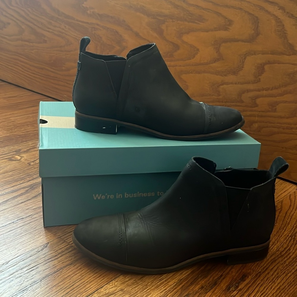 Toms Reese Bootie Black Smooth Waxy Leather women’s 8.5 with zipper & box